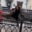 В Твери у женщины, которая залезла на памятник Кругу, забрали водительские права - ТИА
