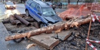 В Твери автомобиль провалился в раскопанную для ремонта труб яму - Афанасий-биржа