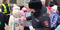 Сотрудники Госавтоинспекции совместно с представителями «Родительского патруля» провели акцию «Я заметен на дороге» в городе Западная Двина - ГИБДД