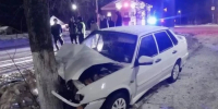 В Тверской области водитель легковушки не справился с управлением и врезался в дерево - Комсомольская Правда