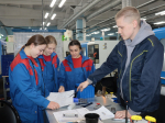 Девчата у станка