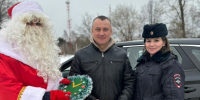 Сотрудники Госавтоинспекции Краснохолмского муниципального округа поздравили участников дорожного движения с наступающим Новым годом - ГИБДД