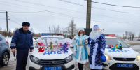 Полицейские Дед Мороз и Снегурочка совместно с командой Дорожного радио -Тверь на улицах нашего города поздравили водителей с наступающим Новым 2025 годом - ГИБДД