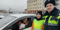 Сотрудники Госавтоинспекции Бологовского района совместно с отрядами ЮИД обратились к водителям с призывом быть внимательными во время управления транспортными средствами - ГИБДД