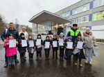 В Твери сотрудники Госавтоинспекции совместно с Родительским патрулем проконтролировали, носят ли ученики средней школы №45 световозвращатели
