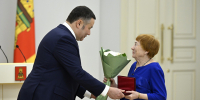 06.03.2025 | Губернатор Игорь Руденя в преддверии Международного женского дня вручил Надежде Хлопковой нагрудный знак и удостоверение к почётному званию «Заслуженный лесовод Российской Федерации» - Министерство энергетики и ЖКХ