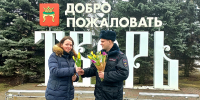 Дарили женщинам цветы на железнодорожном вокзале в Твери - Газета Вся Тверь