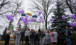 В небо над Тверью запустили фиолетовые шары