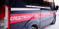Следователь Следственного комитета работает на месте происшествия, где в результате падения из окна квартиры погиб малолетний ребенок - Следственный комитет