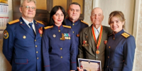 Сотрудники следственного управления поздравили ветерана с 80-летием Победы - Следственный комитет
