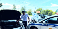 В Твери сотрудник Госавтоинспекции помог девушке-водителю продолжить движение - Афанасий-биржа