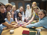 В Музейно-выставочном центре им Л. Чайкиной Тверского областного Дома народного творчества прошло занятие по изготовлению текстильных украшений в рамках обучающей программы «Кладовая ремёсел»