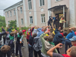 Полицейские устроили в Лихославле зарядку, которая взбодрила школьников