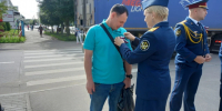 В Твери сотрудники УФСИН вышли на улицы с лентами в честь Дня флага - Комсомольская Правда
