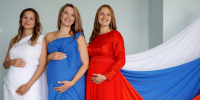 22.08.2025 | Будущие мамы Твери приняли участие в фотосессии к Дню государственного флага Российской Федерации - Министерство демографической и семейной политики