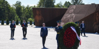 Дмитрий Медведев и Игорь Руденя почтили память воинов на Ржевском мемориале - Комсомольская Правда