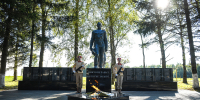 11.09.2025 | Губернатор Игорь Руденя возложил цветы к Мемориалу памяти павших земляков в поселке Мирный Торжокского округа - Министерство образования