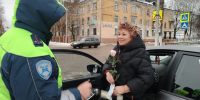 В День матери в Тверской области женщинам-водителям дарили цветы - Комсомольская Правда