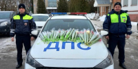 «Цветы для автоледи»: как прошла традиционная акция Госавтоинспекции в Тверской области - Тверские ведомости