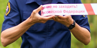 Следователь Следственного комитета работает на месте происшествия, где из окна дома выпал ребенок - Следственный комитет
