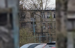 Жители Химинститута требуют снести опасную школу-заброшку