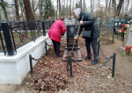 Волонтёры проводят уборку воинских захоронений