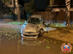 Ночью в Твери девушка-водитель сначала стукнула дерево, потом угодила в лужу
