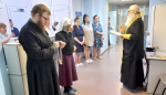 В день празднования иконы Божией Матери «Целительница» в храмах и детских больницах были совершены молебны «Об исцелении детей тяжко болящих и о родителях их»
